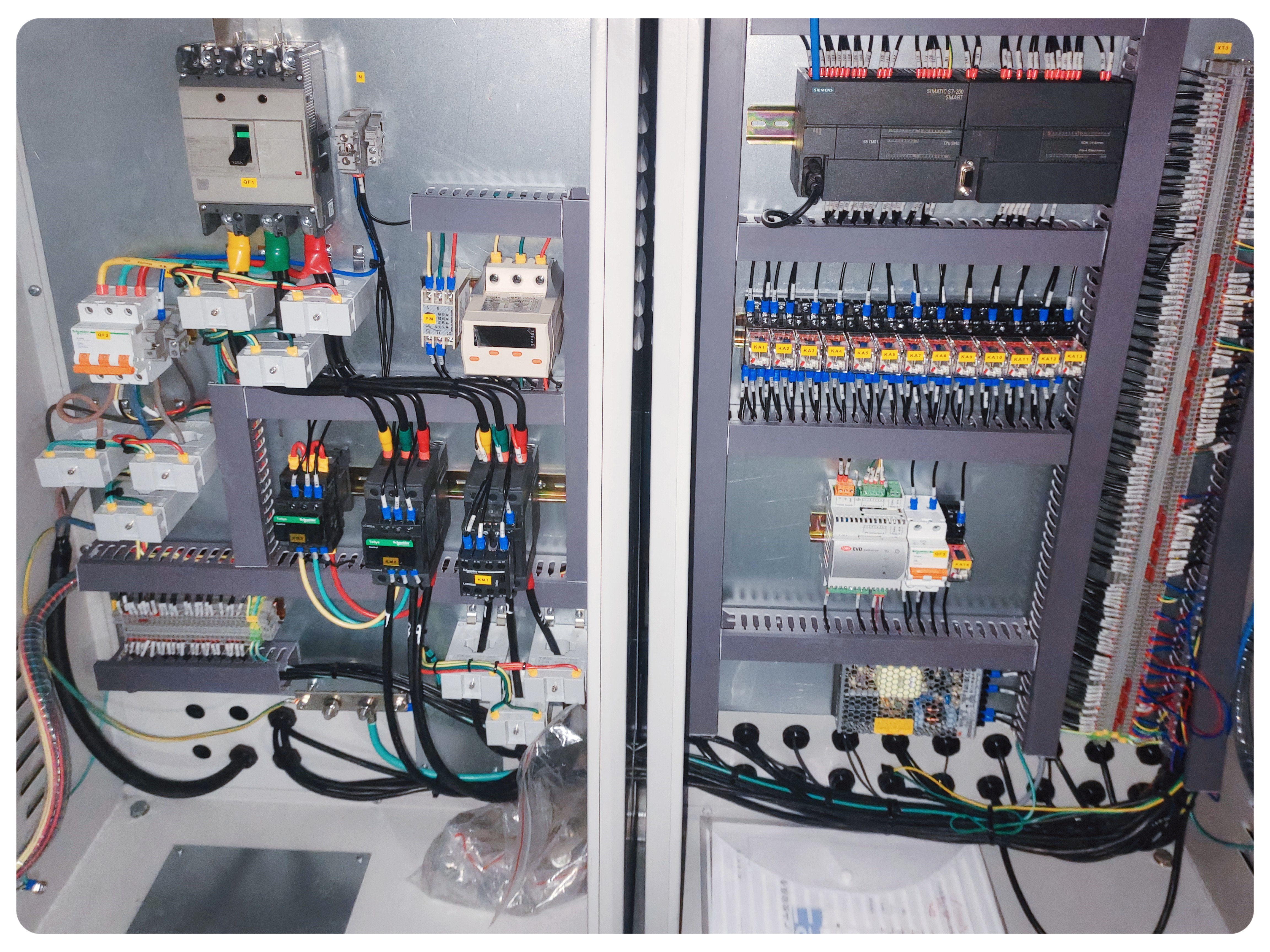 Figura 5-Dentro de la caja de control eléctrico